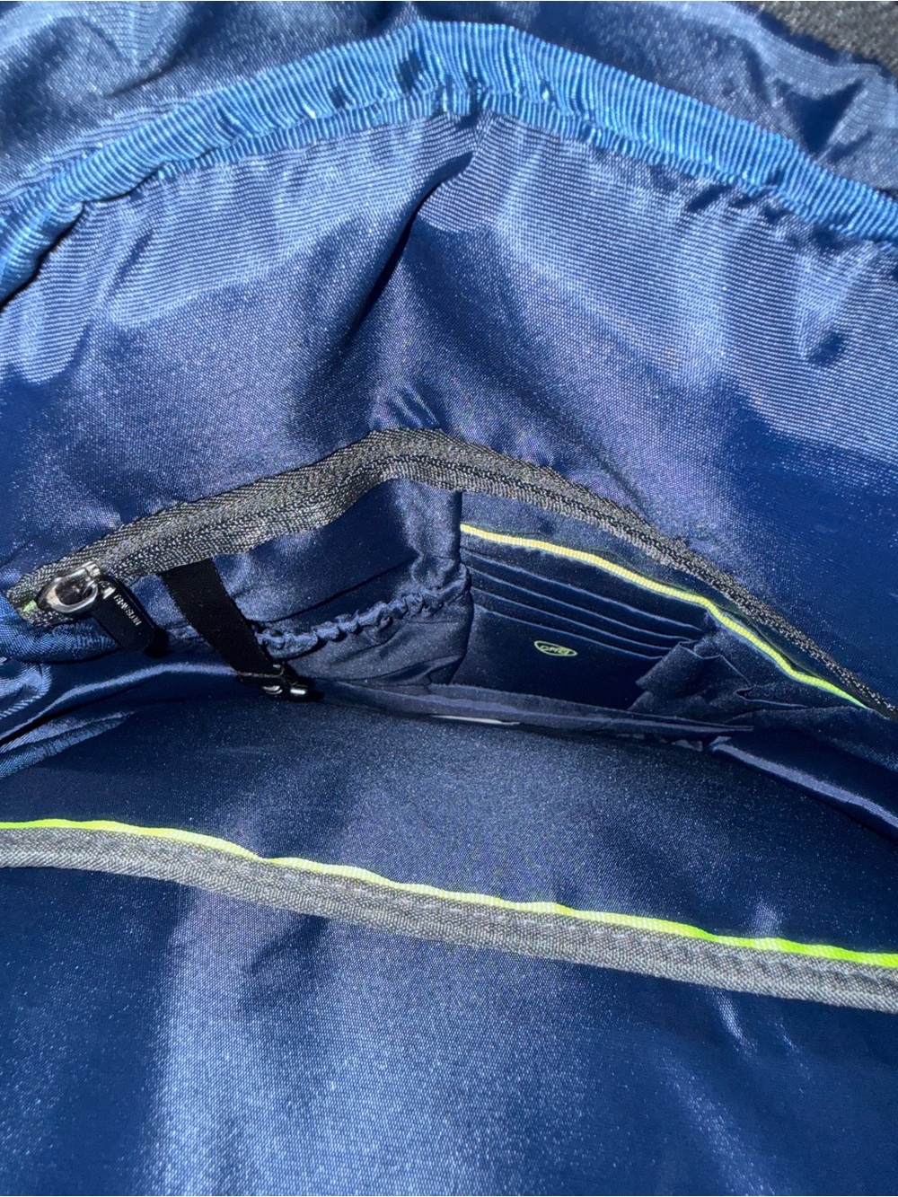 Travelon Charcoal Gray Men’s Sling Crossbody Pack - Picture 8 of 9